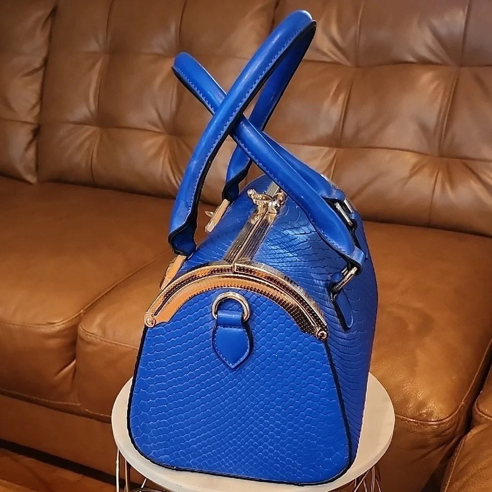 Elegant Blue Crocodile-Embossed Women's Handbag - Picture 2 of 8